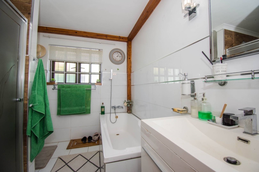 4 Bedroom Property for Sale in Mountainside Western Cape